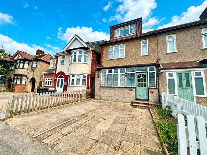 4 Bedroom Semi Detached House For Sale In Grove Road, Romford, RM6