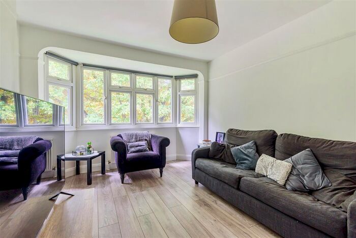 2 Bedroom Flat To Rent In The Greenways, South Western Road, St Margarets, Twickenham, TW1