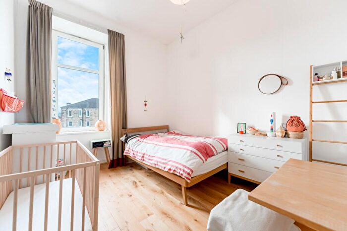 2 Bedroom Flat For Sale In Cathcart Road, Flat /, Crosshill, Glasgow, G42