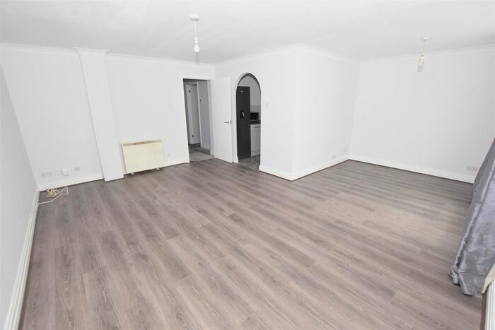 2 Bedroom Flat To Rent In Woodside Lane, London, N12