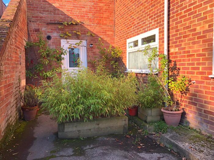 1 Bedroom Flat For Sale In Colleton Drive, Twyford, Reading, Berkshire, RG10
