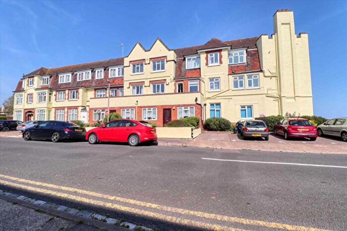 3 Bedroom Apartment For Sale In Windermere Court, East Clacton, CO15