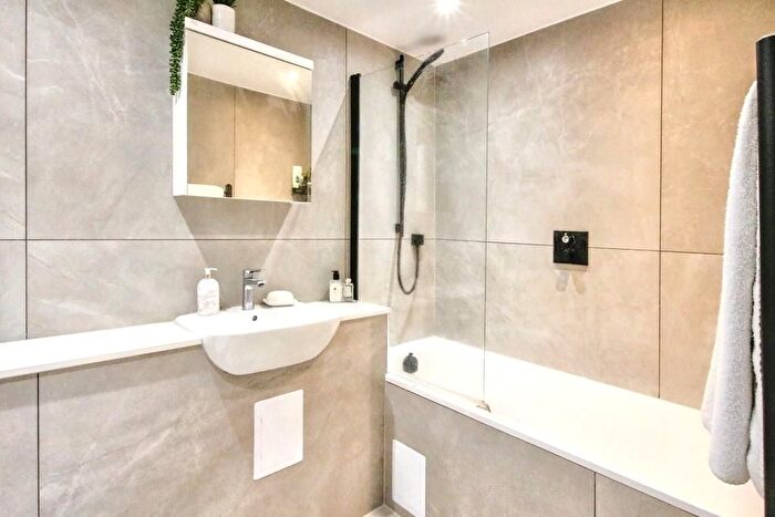 1 Bedroom Flat For Sale In Kelsey Apartments, Leatherhead, KT22