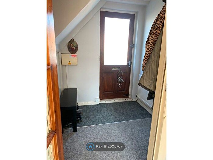 1 Bedroom Flat To Rent In The Drive, Rochford, SS4
