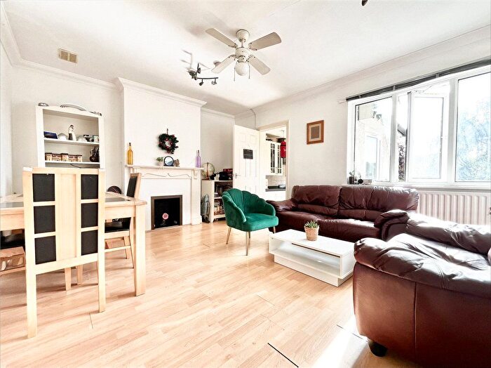 2 Bedroom Flat To Rent In Hook Rise South, Surbiton, KT6