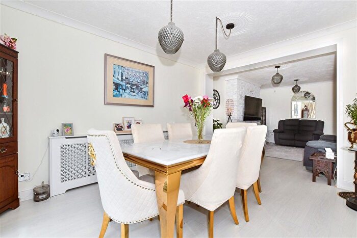 3 Bedroom Chalet For Sale In Stour Valley Close, Upstreet, Canterbury, Kent, CT3