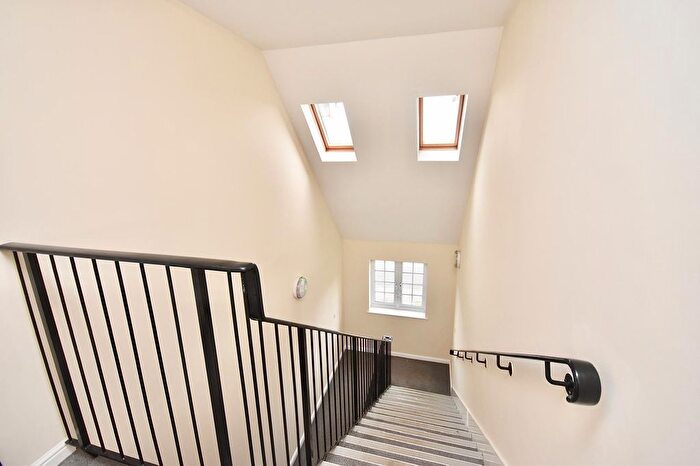 2 Bedroom Flat For Sale In Clay Furlong, Leighton Buzzard, LU7