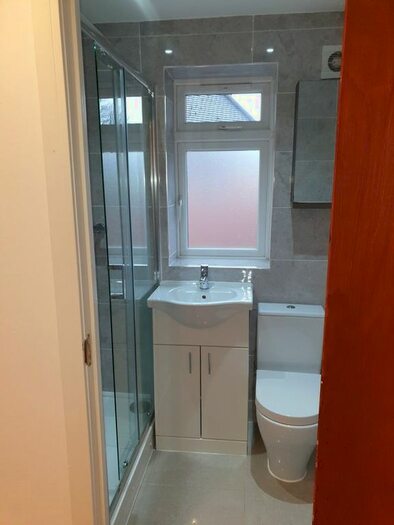 2 Bedroom Flat To Rent In Bryony Road, White City, W12