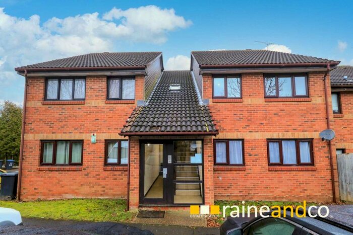 2 Bedroom Flat To Rent In Hanover Walk, Hatfield, AL10