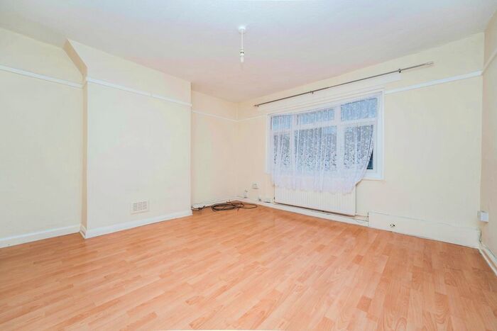 2 Bedroom Maisonette To Rent In Beech Gardens, Ealing, W5