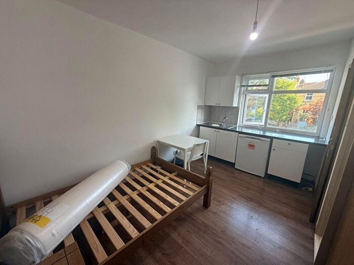 Studio To Rent In Lyndhurst Road, London, N22