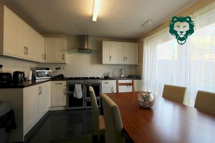 4 Bedroom Town House To Rent In Alexandra Road, London, E17