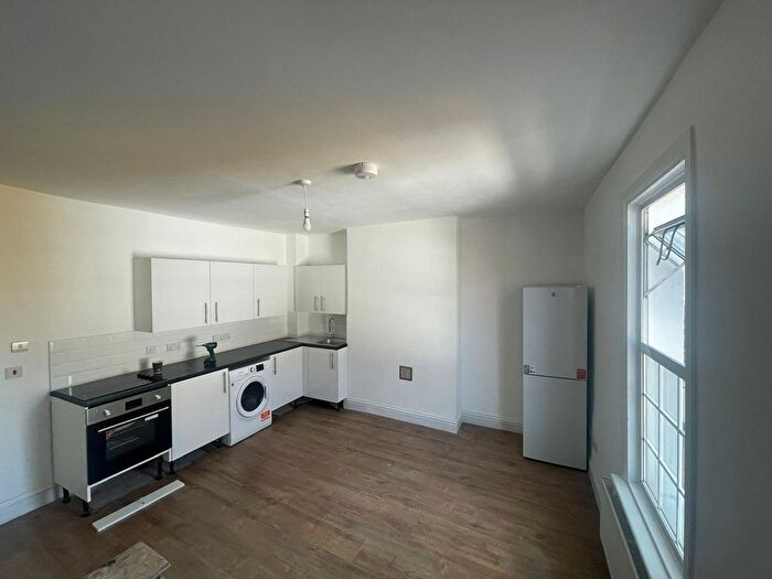 3 Bedroom Flat To Rent In Upper Clapton Road, Upper Clapton, E5