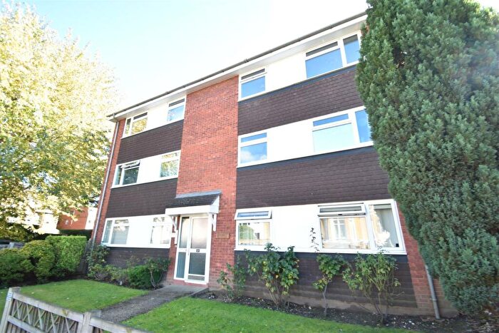 2 Bedroom Flat To Rent In Hillbrow, Surbiton Hill Park, Surbiton, KT5