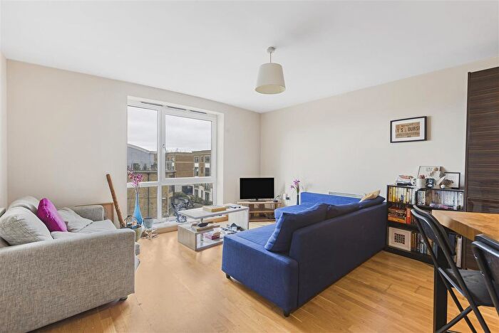 2 Bedroom Flat For Sale In Elder Court, Mead Lane, Hertford, SG13