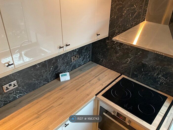 2 Bedroom Flat To Rent In Levenshulme, Manchester, M19