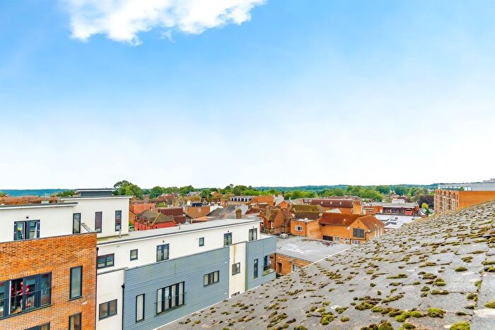 2 Bedroom Flat For Sale In Cantelupe Road, East Grinstead, RH19