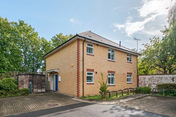 2 Bedroom Flat To Rent In Plough Road, Battersea, SW11