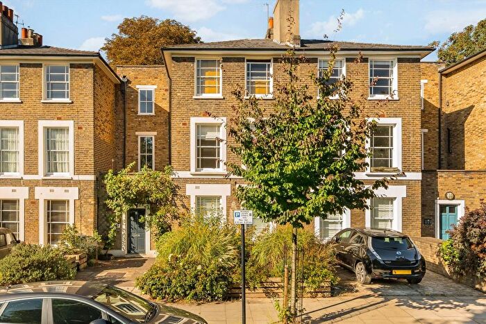 2 Bedroom Flat For Sale In Navarino Road, Hackney Central, E8