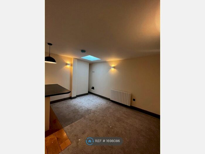 2 Bedroom Flat To Rent In Castle Street, Cirencester, GL7