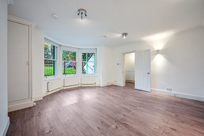 2 Bedroom Apartment To Rent In The Gardens, East Dulwich London, SE22