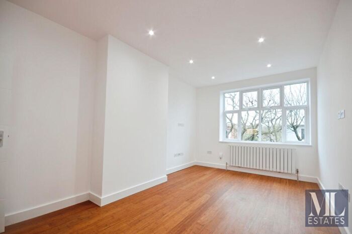 3 Bedroom Flat To Rent In Princes Court, Shoot Up Hill, Kilburn, NW2