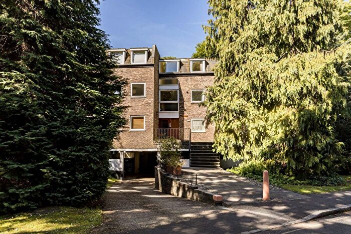 2 Bedroom Flat To Rent In Cambridge Park, Twickenham, TW1