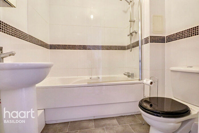 1 Bedroom Apartment For Sale In Southernhay Close, Basildon, SS14