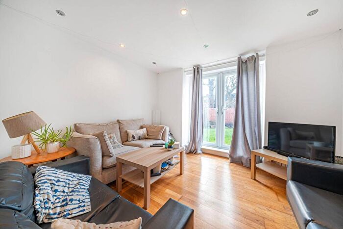 3 Bedroom Flat To Rent In Weir Road, Balham, London, SW12