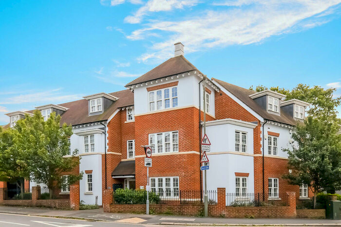 2 Bedroom Apartment To Rent In Flat Friary Court, Croydon Road, RH2