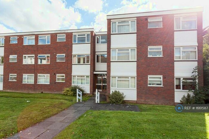 3 Bedroom Flat To Rent In Squirrels Green, Redhill, RH1