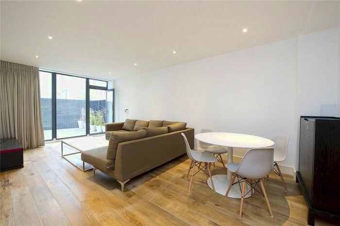 3 Bedroom Flat To Rent In Hestia House, - Conington Road, City Walk, London, SE1