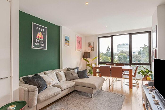 2 Bedroom Flat For Sale In Camberwell Passage, London, SE5