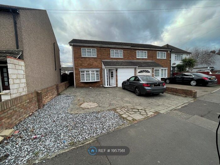 4 Bedroom Semi-Detached House To Rent In Dagenham Road, Romford, RM7