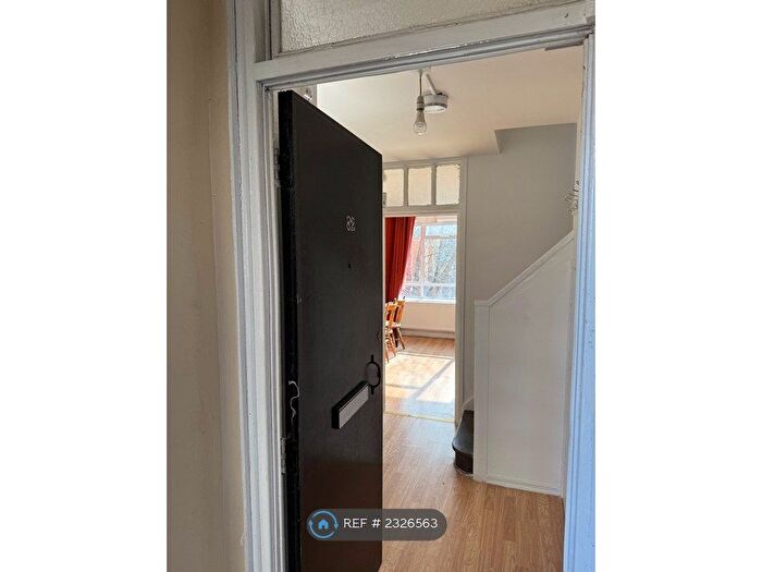 3 Bedroom Flat To Rent In Biggerstaff Street, London - Islington, N4