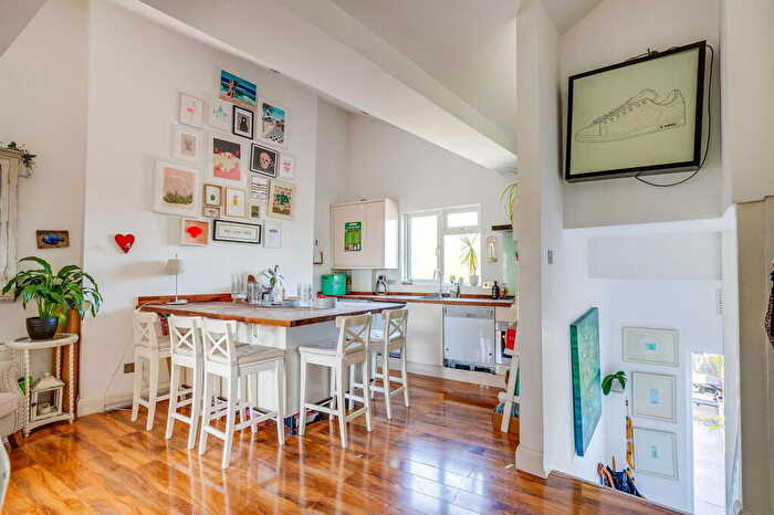 2 Bedroom Flat For Sale In Kilburn High Road, London, NW6