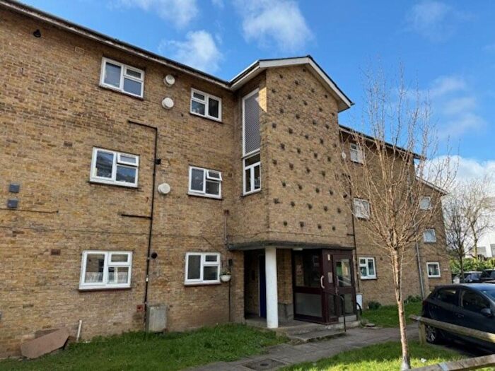 2 Bedroom Flat To Rent In Roe Green Lane, Hatfield, AL10