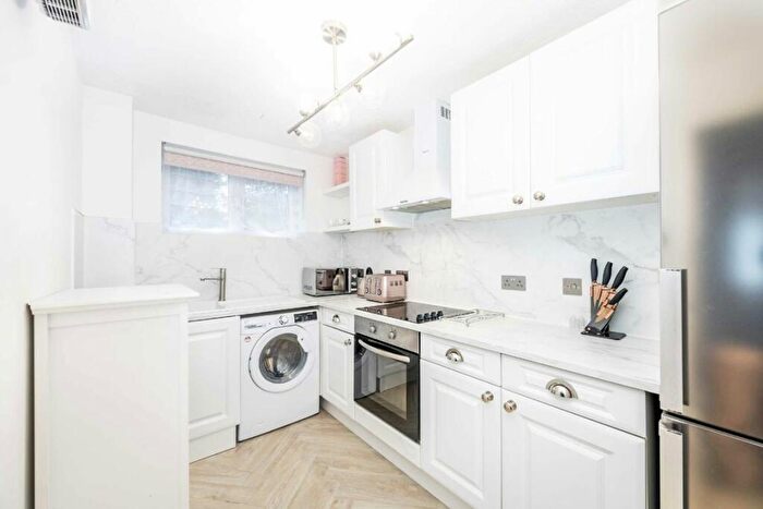2 Bedroom Flat For Sale In Winterburn Close, New Southgate, N11