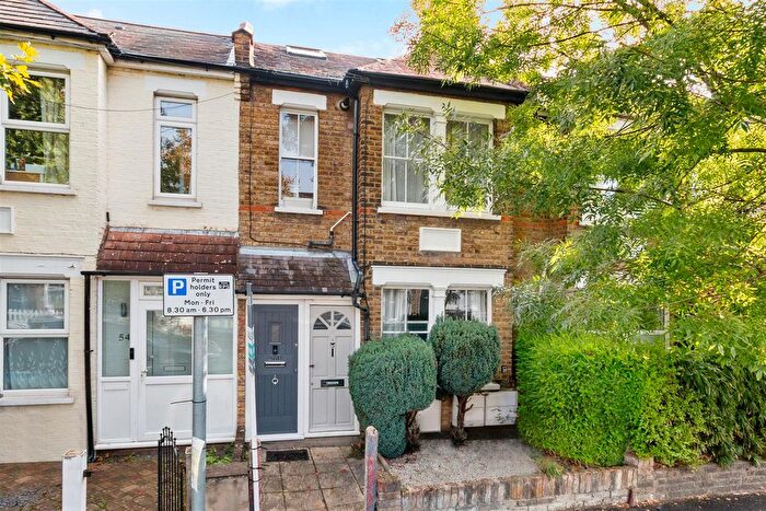 2 Bedroom Flat For Sale In Vernon Avenue, Raynes Park, SW20