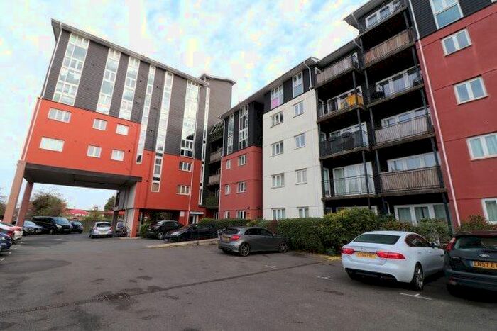3 Bedroom Flat To Rent In Riverside Place, Wickford, SS11