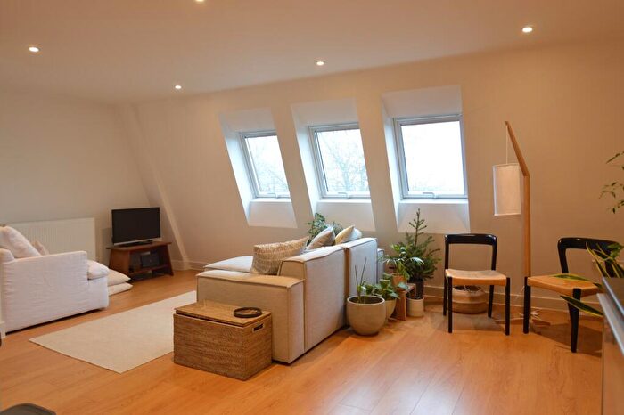 1 Bedroom Flat To Rent In Crockhamwell Road, Woodley, RG5