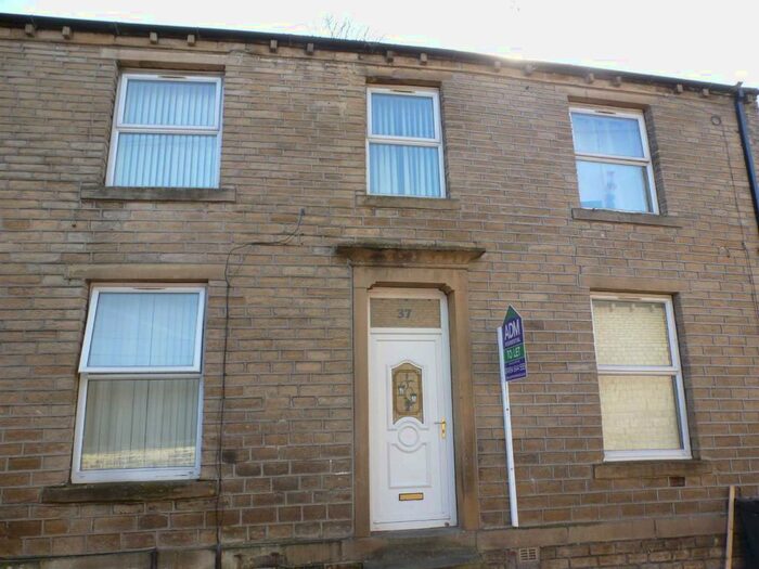 1 Bedroom Flat To Rent In Bank Well Road, Milnsbridge, Huddersfield, HD3