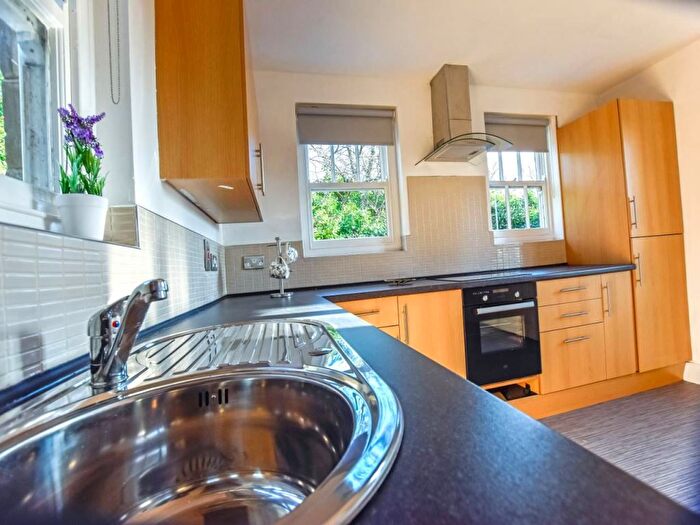 2 Bedroom Detached House To Rent In Fawcett Lane, Leeds, LS12