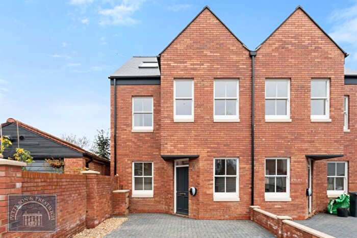 4 Bedroom Semi Detached House For Sale In Harpenden Road, Aldersbrook, E12