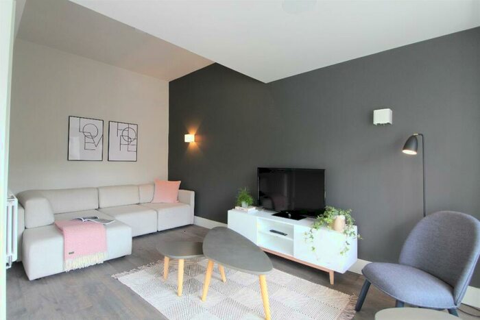 3 Bedroom Town House To Rent In Bentinck Street, Manchester, M15