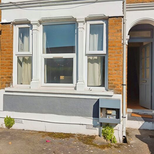 2 Bedroom Semi-Detached House To Rent In Woodhill, London, SE18