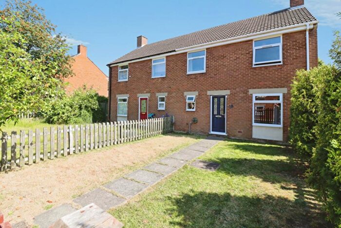 3 Bedroom Semi-Detached House For Sale In Chiltern Close, Grassmoor, Chesterfield, Derbyshire, S42