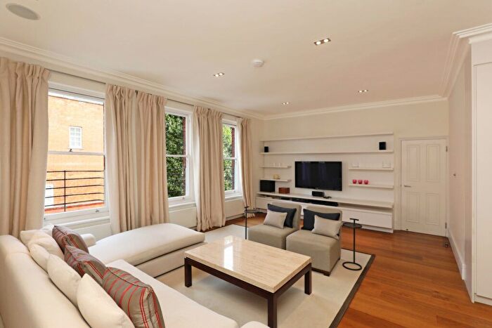 3 Bedroom Flat To Rent In Cadogan Square, Knightsbridge, SW1X