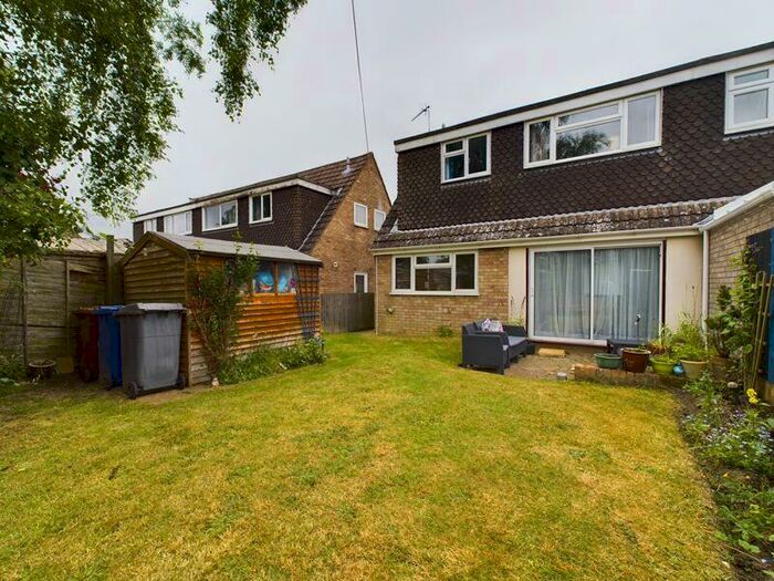 3 Bedroom Semi-Detached House For Sale In Fordhams Close, Stanton, IP31