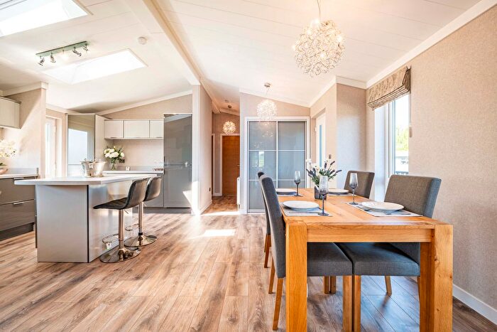 2 Bedroom Mobile/park Home For Sale In The Ikon, Wagtail Country Park, Cliff Lane, Marston, Grantham, Lincolnshire, NG32